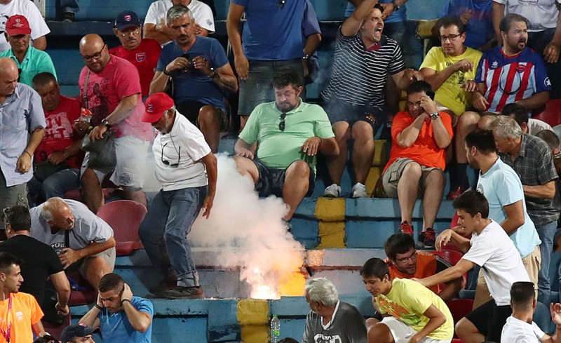 Πέταξαν φωτοβολίδα δίπλα σε μικρά παιδιά!