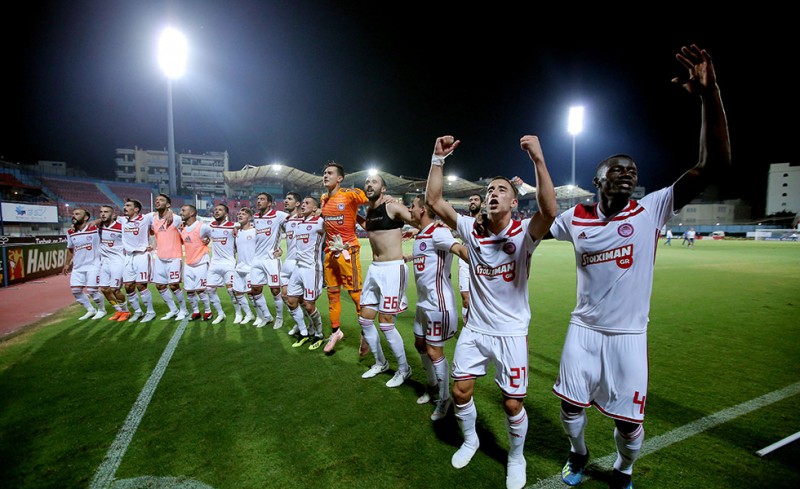Ομάδα και κόσμος... ένα (photo)