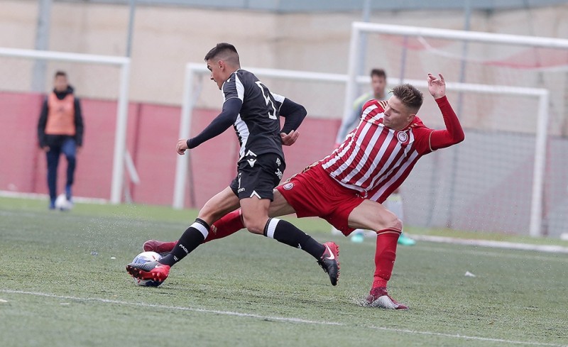 Η μπάλα τιμώρησε τους Νέους