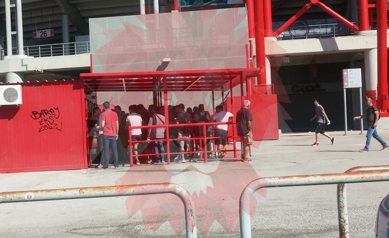 Από πολύ πρωί στα εκδοτήρια!