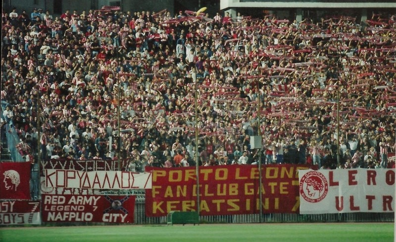 Ο κόσμος του Ολυμπιακού δεν ήταν ποτέ καναπεδάκιας. Στο χέρι είχε το κασκόλ, όχι το τηλεκοντρόλ...