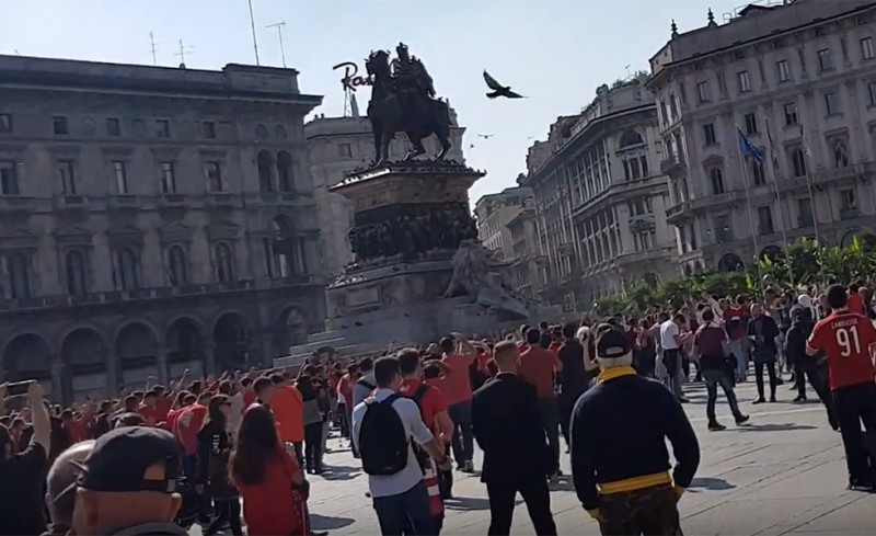 Κατάληψη στην πλατεία, με συνθήματα! (videos)