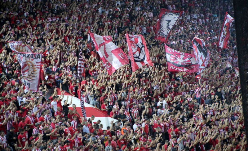 Απόψε, παίζει μπάλα και ο κόσμος...