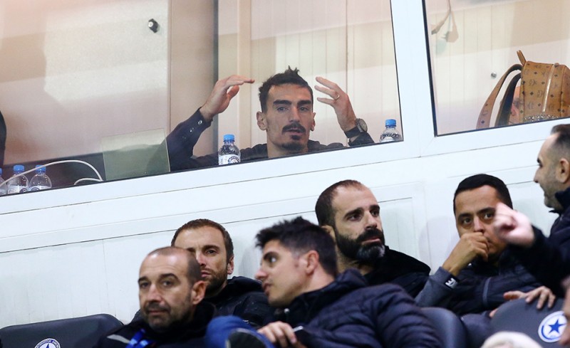 Έφτασε ο Ολυμπιακός. Και ο Λάζαρος στο Περιστέρι!