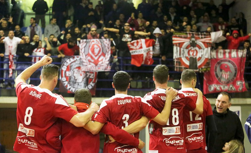 Παντού κοντά ο λαός του Θρύλου