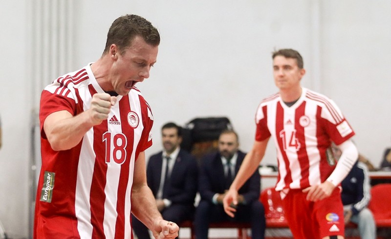 Γονάτισαν μπροστά στον αυτοκράτορα!