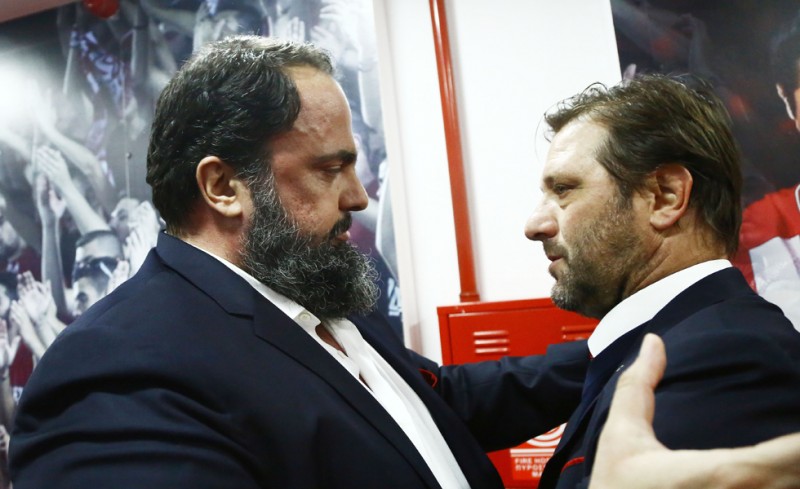 Η αγκαλιά του Μαρινάκη στον Μαρτίνς (photo)