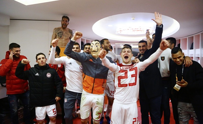 Απίστευτο γλέντι στα αποδυτήρια (video)