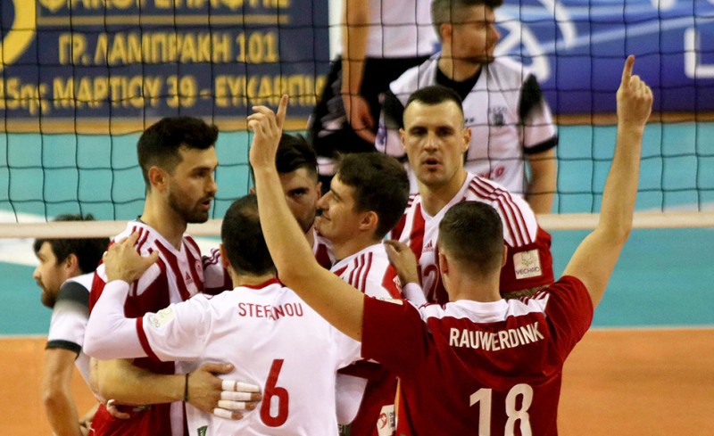 Έχει δημιουργήσει... πελατειακές σχέσεις!