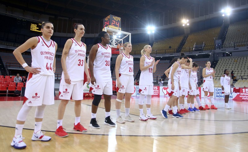 Τα δίνει όλα με τον κόσμο του