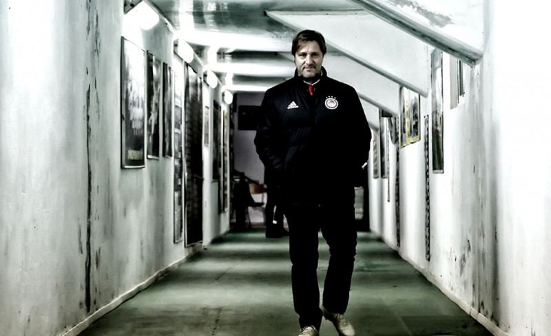 Τους σκέφτεται και τους δύο...