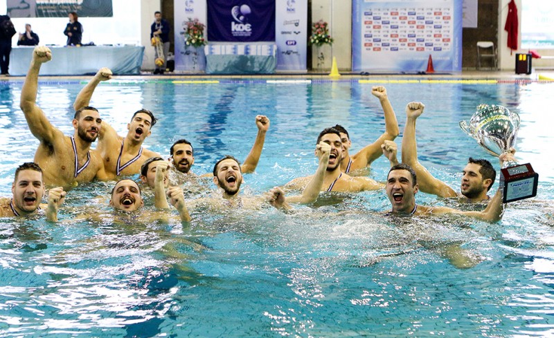 Το «ερυθρόλευκο» πάρτι στην πισίνα (photos)