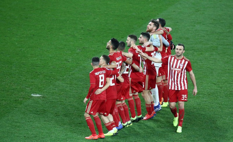 «Πάρτι» σε γήπεδο και εξέδρα (videos)