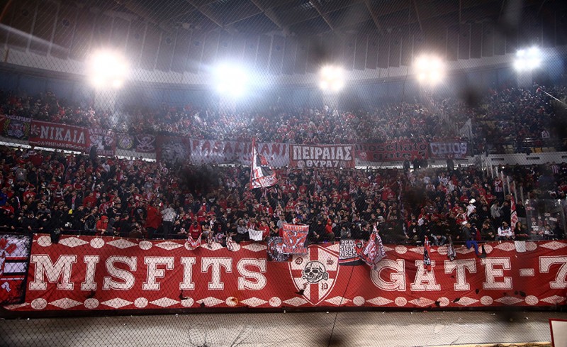 Δίπλα στην ομάδα ο κόσμος, κατάμεστο το ΣΕΦ