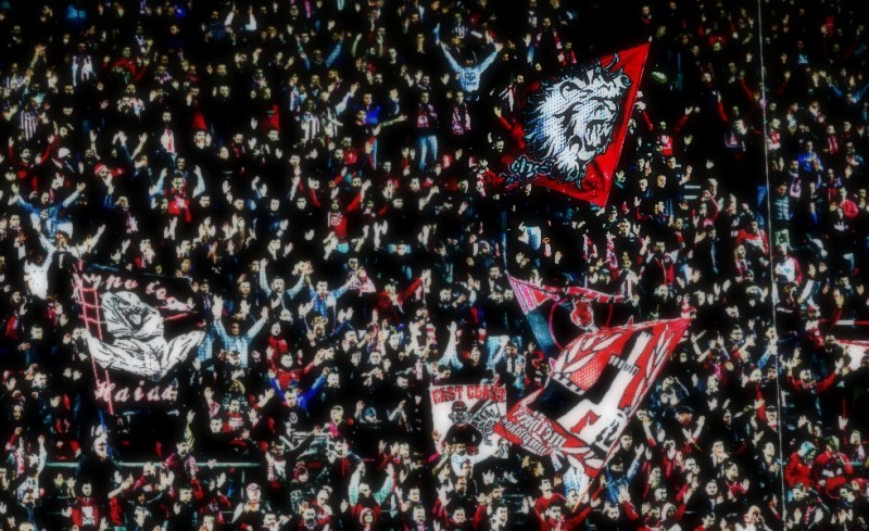 Ακόμα μία «ερυθρόλευκη» παράσταση (videos)