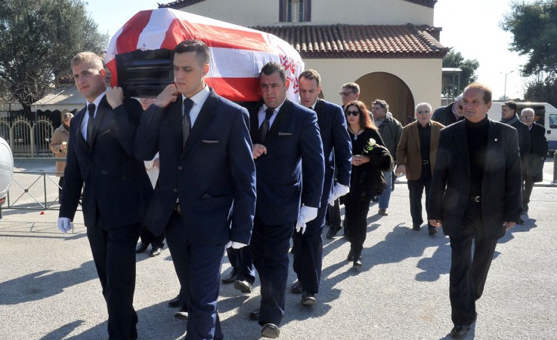 Με την «ερυθρόλευκη» σημαία κηδεύτηκε ο Αντώνης Ποσειδώνας