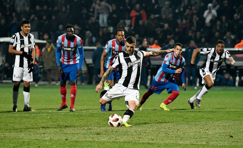 Με πέναλτι-«φάντασμα» πέρασε ο ΠΑΟΚ σε ματς-παρωδία!