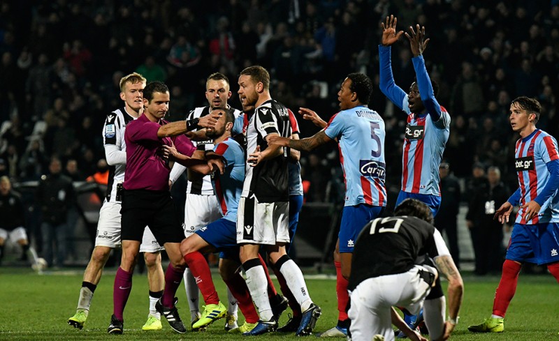 Ποστάρισμα-«φωτιά», με μαϊμού και ΣΥΡΙΖΑ (photo)