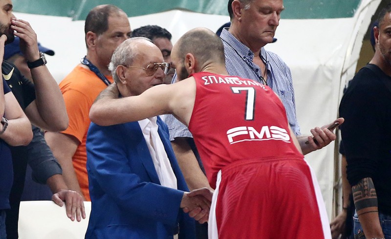 Η αγκαλιά του Σπανούλη στον Θ. Γιαννακόπουλο (photo)