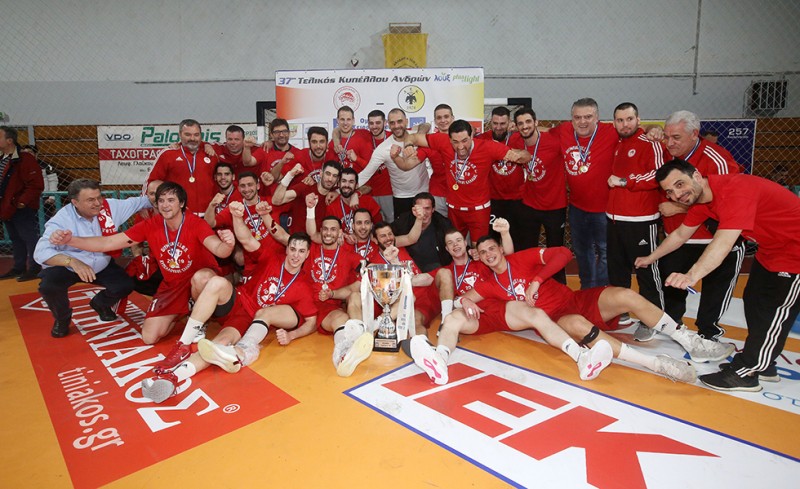 Ανεπανάληπτο γλέντι στην ΑΕΚ και η κούπα ξανά στον Πειραιά!