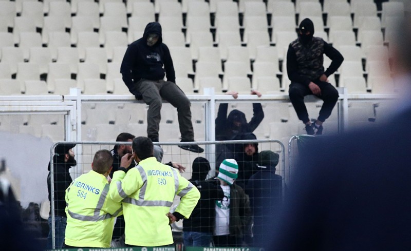 Διέσχισαν, ανενόχλητοι, τον αγωνιστικό χώρο! (video)