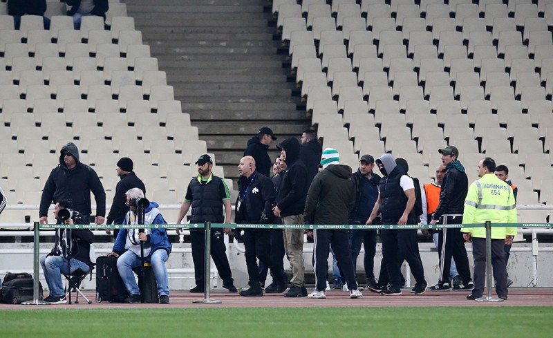 Ανύπαρκτη η Αστυνομία! Χουλιγκάνοι με μαχαίρι μια ανάσα από τον πάγκο του Ολυμπιακού!