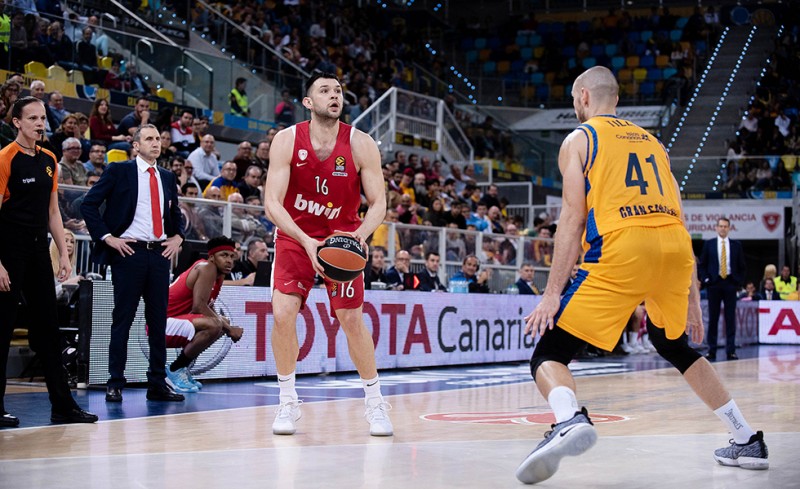 Μπήκε σε... πςριπέτειες