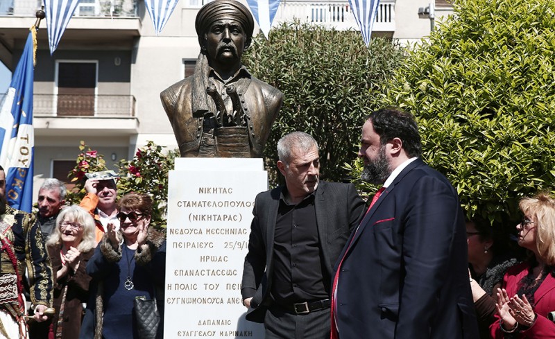 «Δεν περιμέναμε να τον τιμήσει το κράτος. Αυτό ασχολείται με τον Μαδούρο»