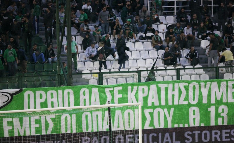 Οι... περήφανοι οπαδοί του που θα τον κρατούσαν όρθιο!