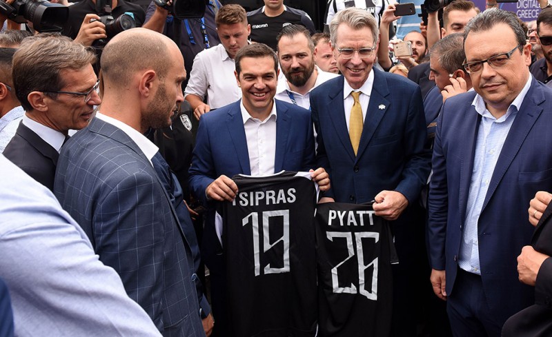 Υπάρχει λόγος που ο Τσίπρας δεν ευχήθηκε για τα 2 ευρωπαϊκά του Ολυμπιακού