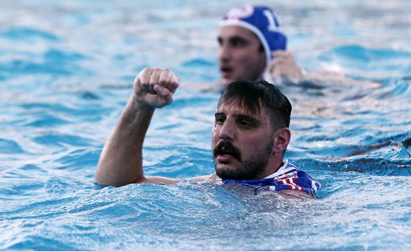 Σηκώνει τον τίτλο στο Λαιμό