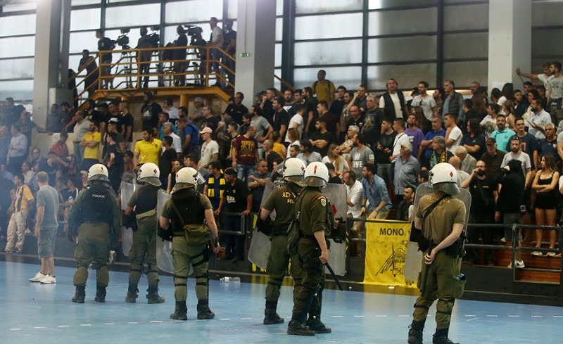 Πέτρες στους παίκτες του Ολυμπιακού!