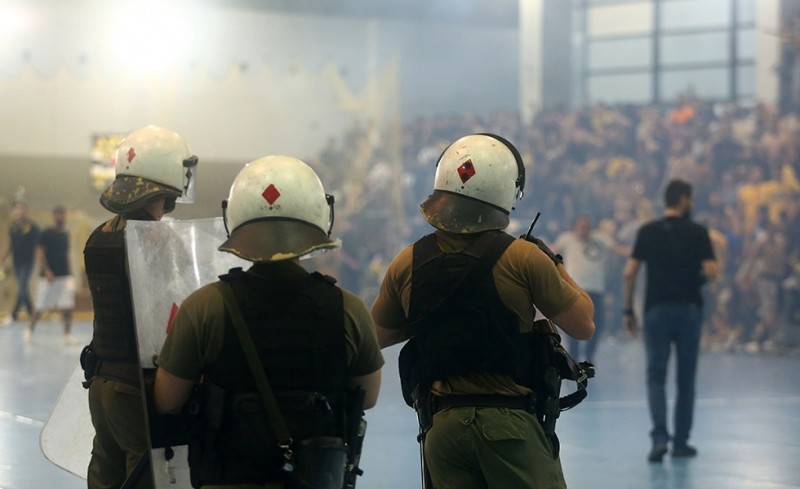 Τους εξέθεσε στη ζούγκλα τους!