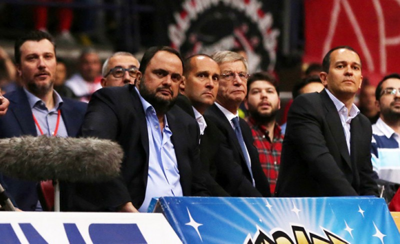 Όλοι μαζί! Μία οικογένεια! Μία γροθιά...