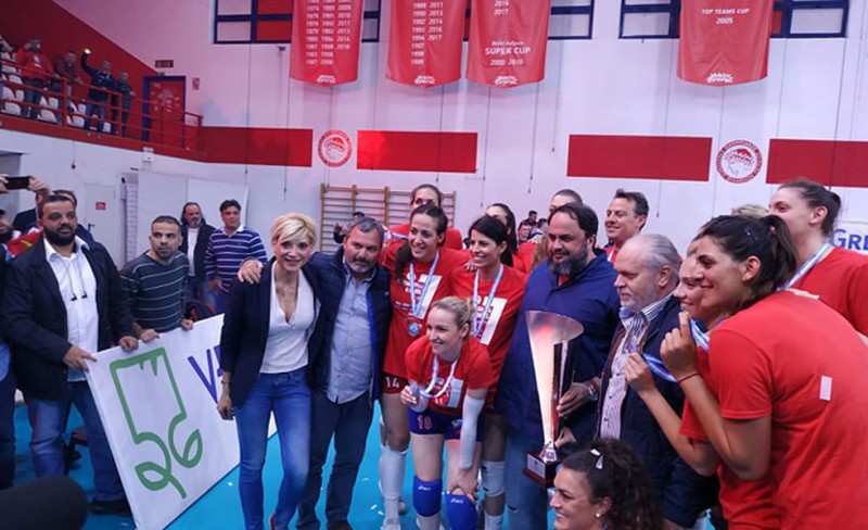 Η κούπα στον ηγέτη του Ολυμπιακού (video)