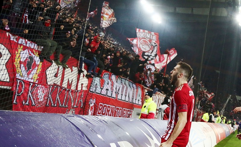 Για αυτό «χρύσωσε» τον αρχηγό του! (Videos)