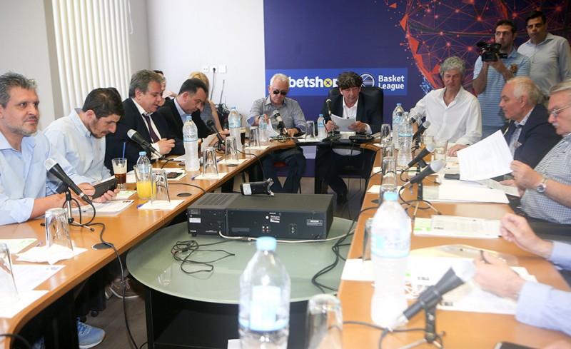 ÎοÏίζοÏ
ν Ïα ÏÏάγμαÏα και είναι μÏνο η αÏÏή...