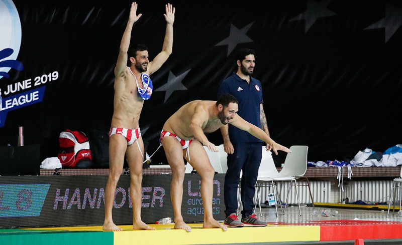 Απίθανη στιγμή: Υποκλίθηκε ο Ομπράντοβιτς!