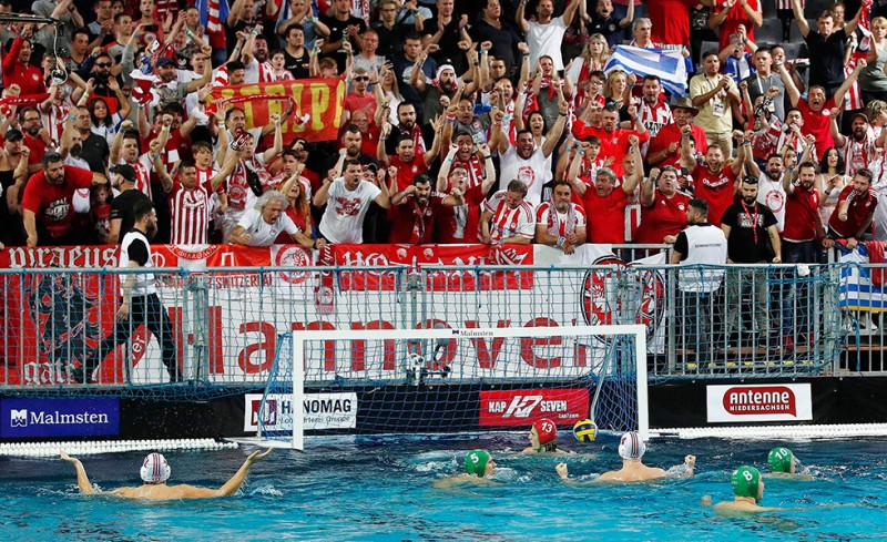 Ανατριχιαστικός ο λαός του Ολυμπιακού!