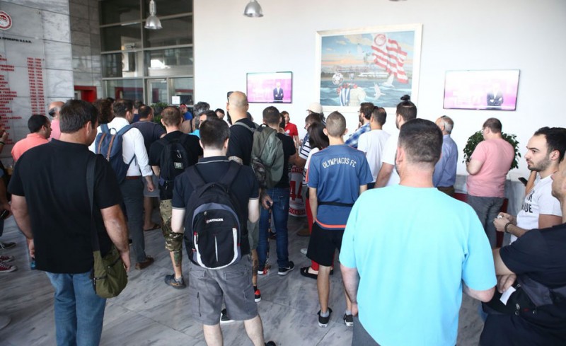Ατελείωτες ουρές την πρώτη μέρα διάθεσης διαρκείας για νέους κατόχους (photos)