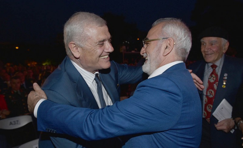 Μοίρασαν χρήμα σε ΠΑΟΚ, ΑΕΚ, δύο μέρες πριν τις εκλογές
