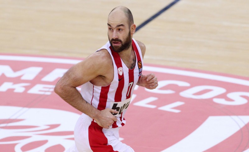 Η «ερυθρόλευκη» τούρτα του αρχηγού (photo)