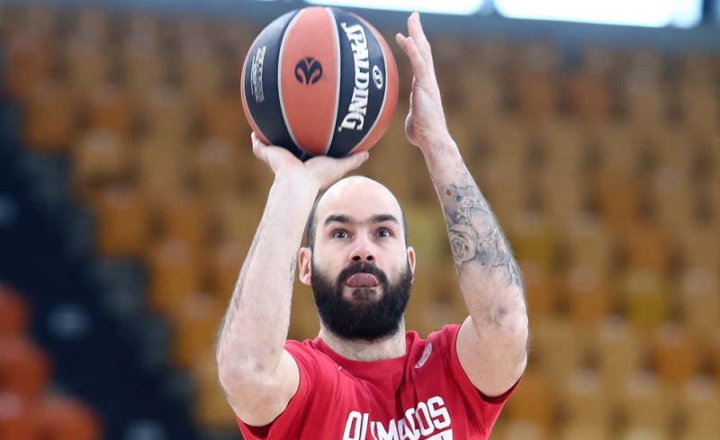 Δύο ώρες μόνος του στο ΣΕΦ ο αρχηγός!