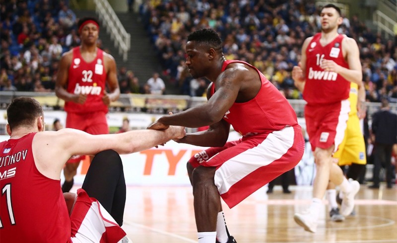 Υπερασπίζεται Μιλουτίνοφ ο Τσέρι