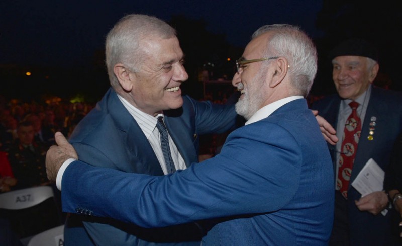 Γκάλοπ: Τι προτιμάς; Όπλο ή ντου;