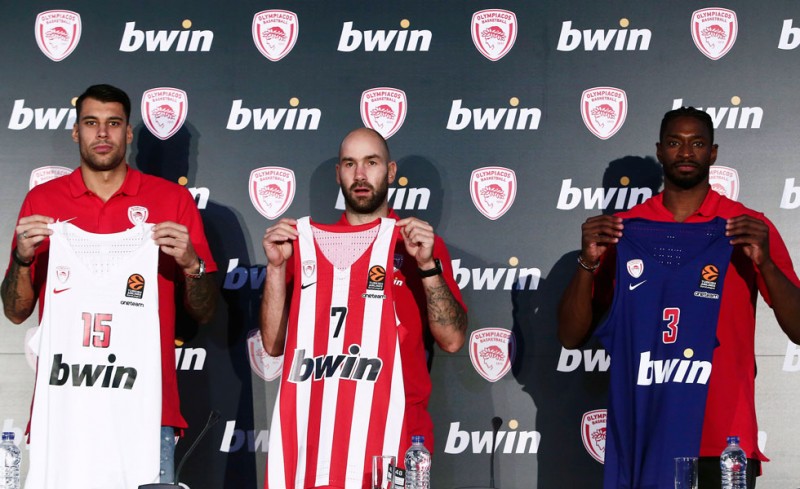 Τα... σπάνε οι νέες φανέλες του Θρύλου!