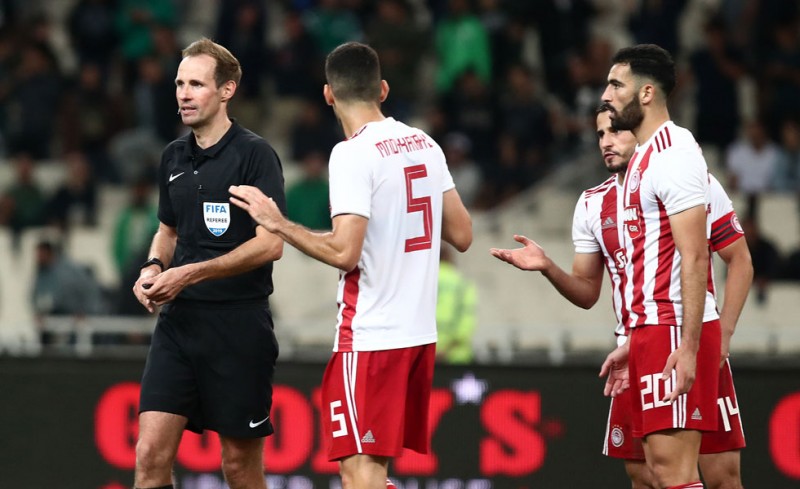 Ανεπαρκής διαιτητής, σε όλους τους τομείς...