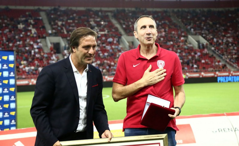 Η ΠΑΕ Ολυμπιακός βράβευσε τον Ντέιβιντ Μπλατ! (video)