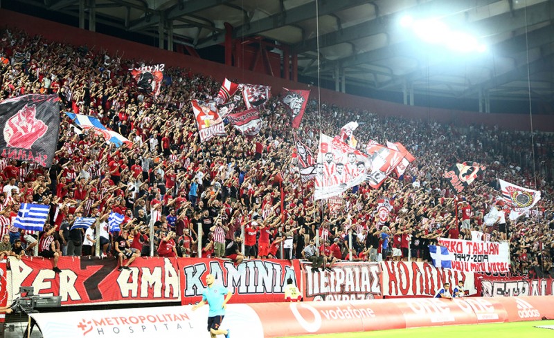 «Όλοι γήπεδο, όλοι ερυθρόλευκα» (photo)