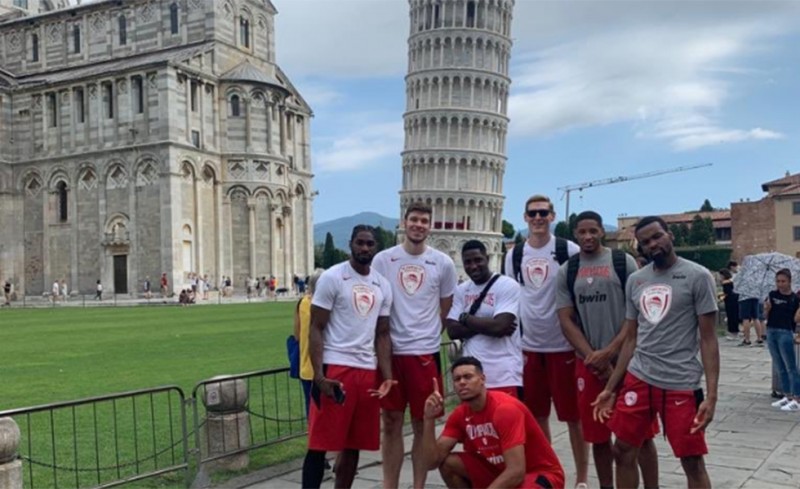 Στον Πύργο της Πίζας ο Ολυμπιακός (photos)